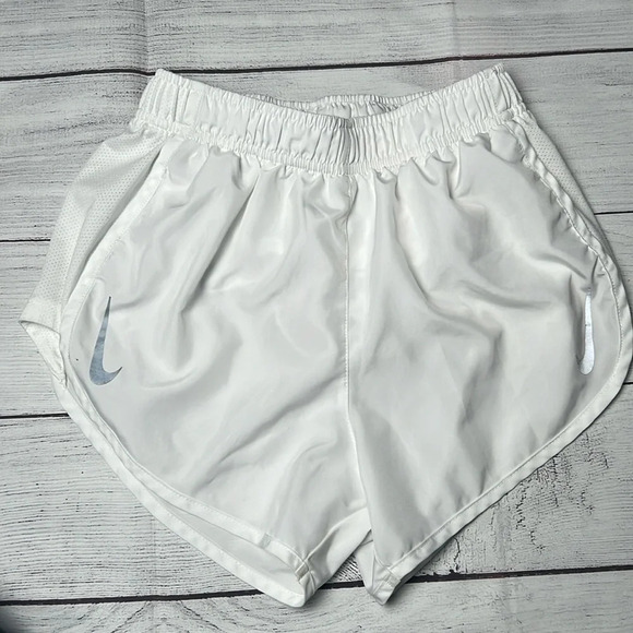 Women Nike shorts white size xs - Picture 1 of 4
